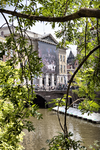 816235 Gezicht op het Stadhuis (Stadhuisbrug 1) te Utrecht, met aan de voorgevel het door fotograaf Red Saunders ...